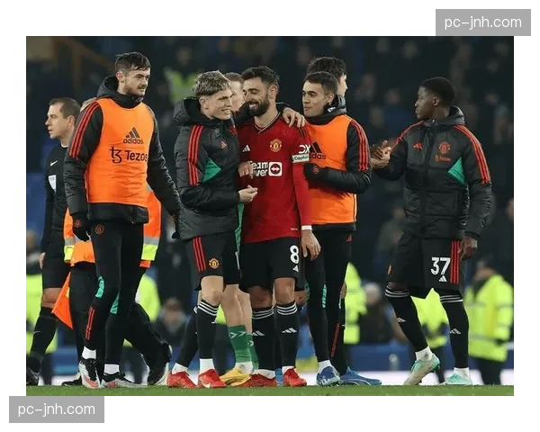 曼联小将加纳乔进球后，看台上其家人激动庆祝的画面被镜头捕捉